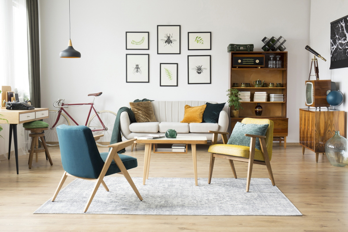 Helles, modern ausgestattetes Zuhause mit persönlichen Wohngegenständen